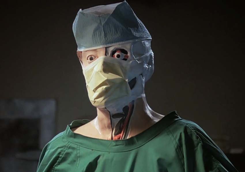 Imagen de un hombre vestido de médico desfigurado